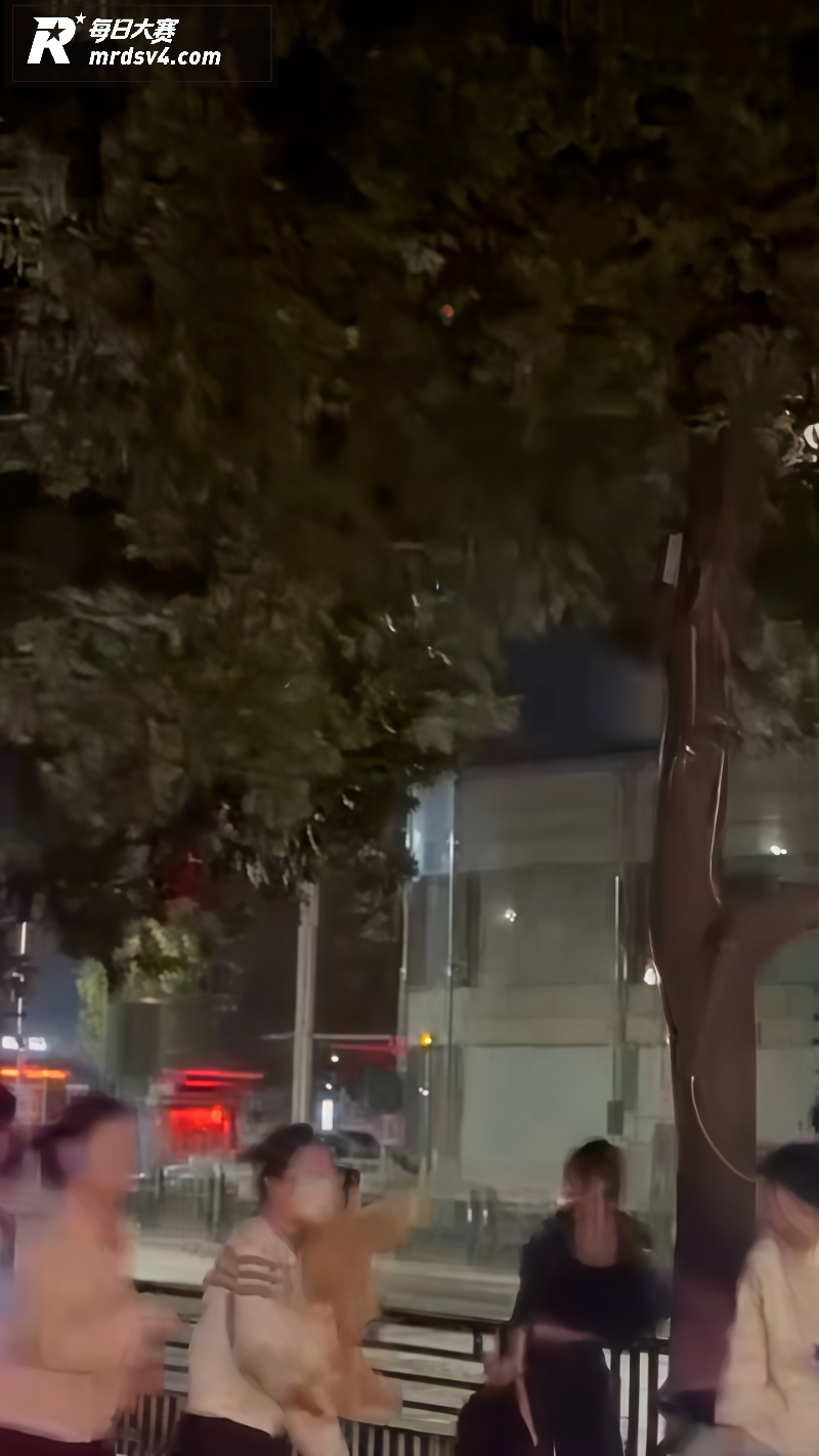 精神小妹上演街头血战相关图片7