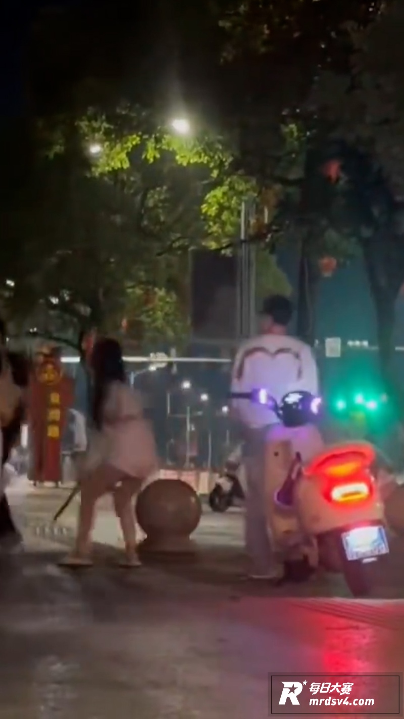 精神小妹上演街头血战相关图片5