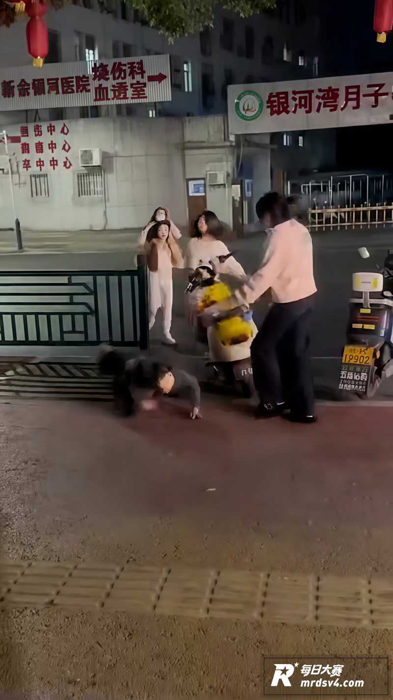 精神小妹上演街头血战相关图片2