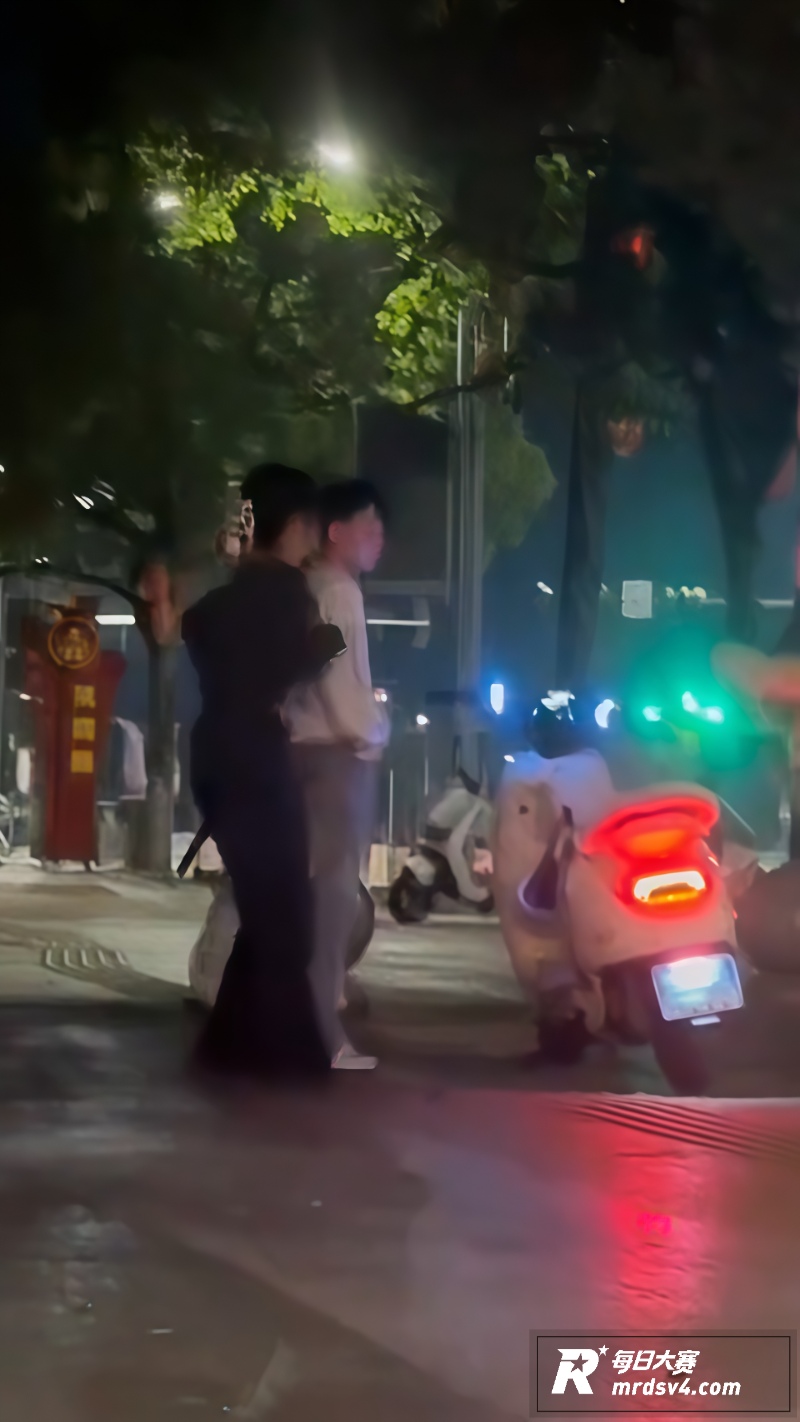 精神小妹上演街头血战相关图片4