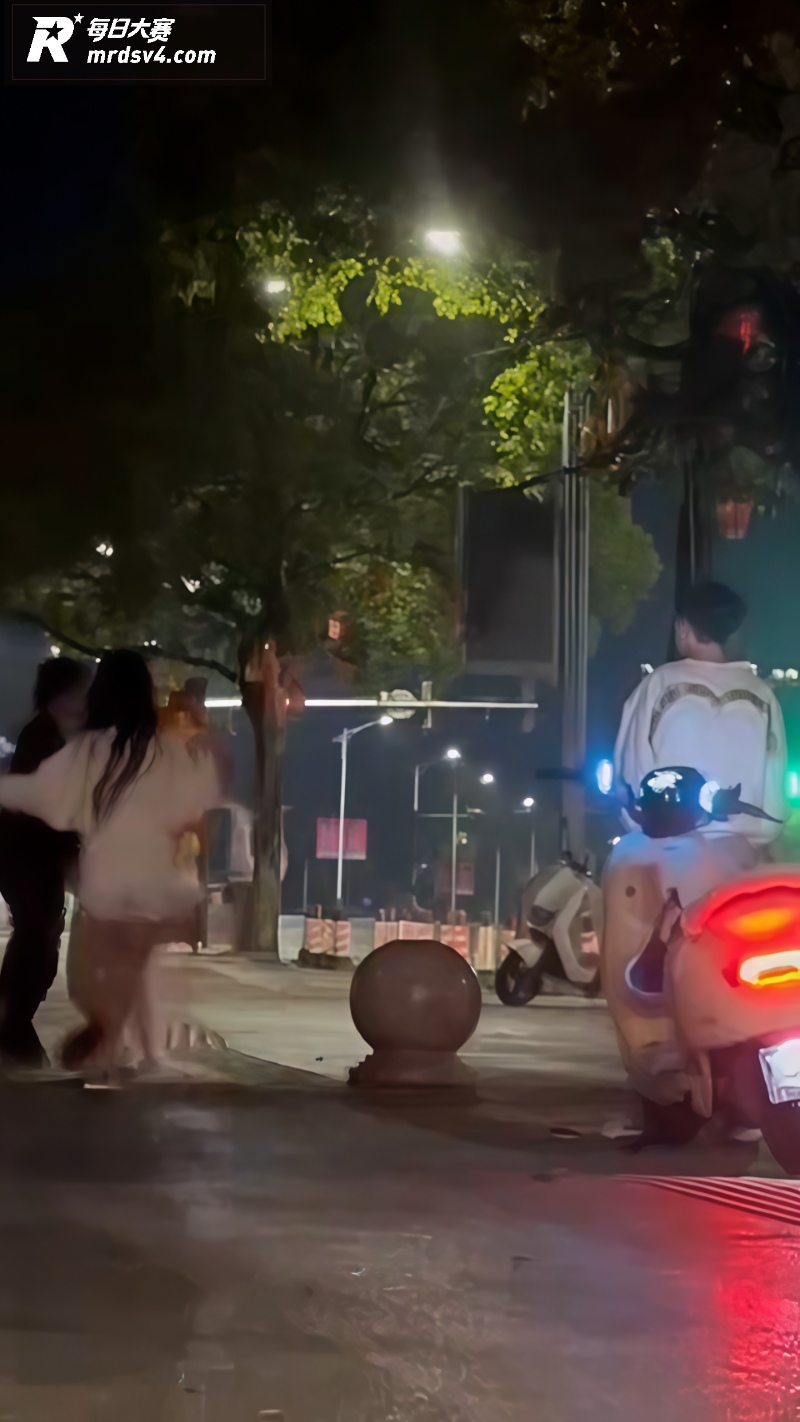 精神小妹上演街头血战相关图片6